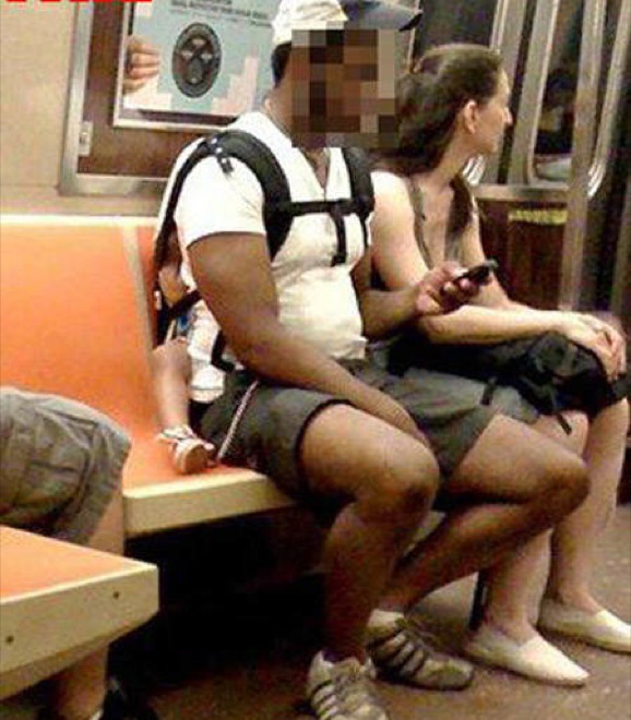 papá en el metro con su hijo en la espalda mientras lo aplasta 