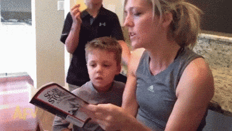 mujer lee un cuento a un niño y de pronto grita y lo asusta