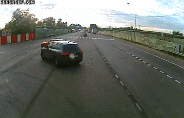 Motociclista casi se impacta con coche