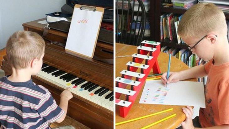 niños aprendiendo a contar con barras de colores sobre teclas de un piano 