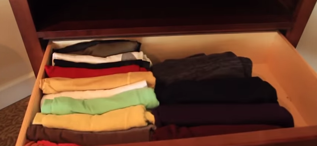 tip para guardar mejor las camisas en un cajón 