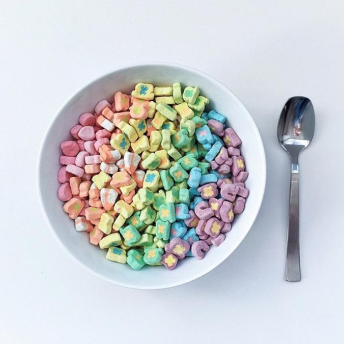 plato con hojuelas de cereal ordenadas por color 