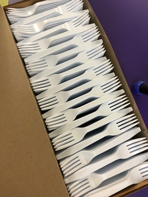 tenedores perfectamente organizados dentro de una caja 