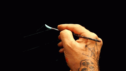 gif de la mano de una persona diseñando una caligrafía 