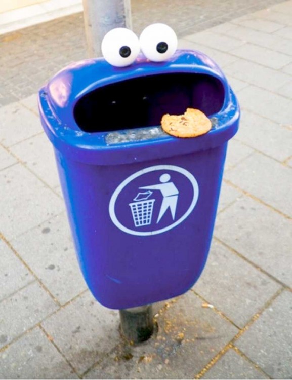 bote de basura con el diseño del monstruo come galletas 