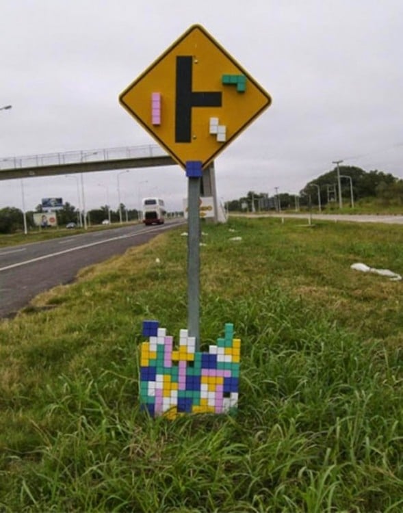 señalamiento de tránsito con diseño de tetris 