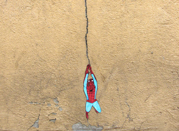 diseño de Spiderman colgando de una grieta en la pared 