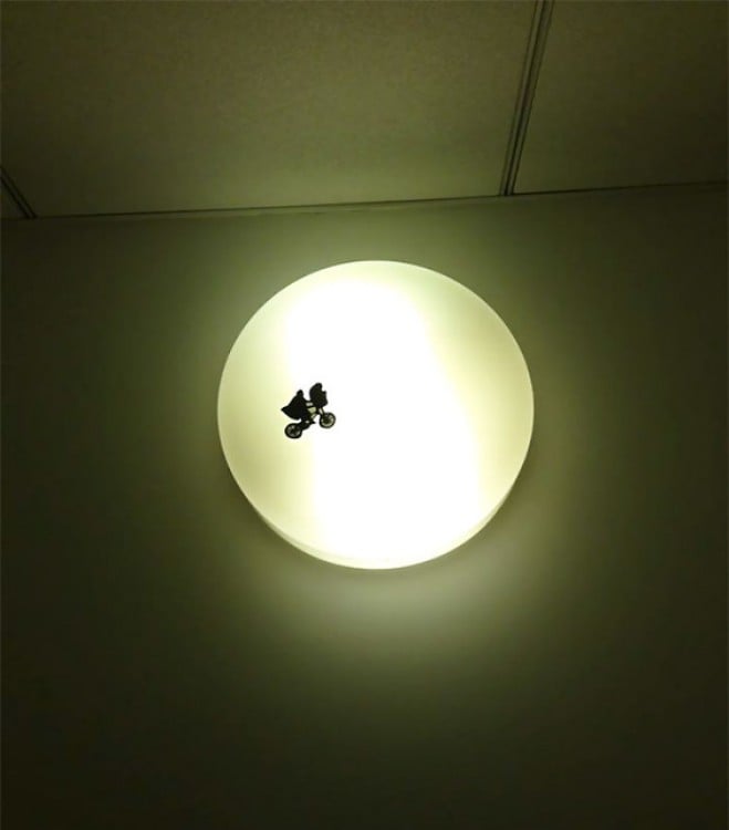 diseño de E.T. sobre una luz de baño.