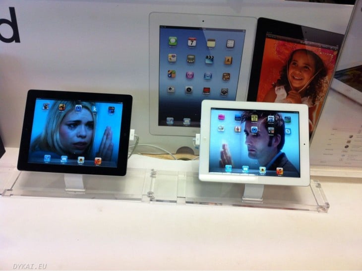tablets en una tienda de computadoras con las imágenes de personajes del Doctor Who 