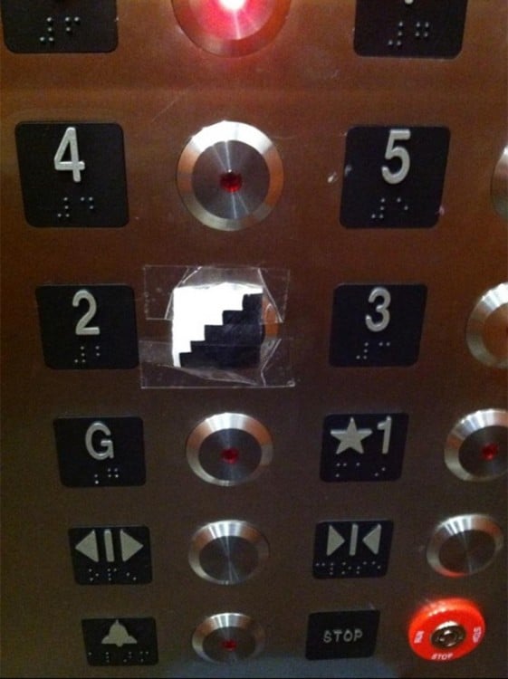 elevador con unas escaleras en el nivel dos de un elevador 