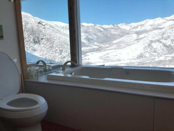 baño con vista a un lugar nevado en en Midway, Utah