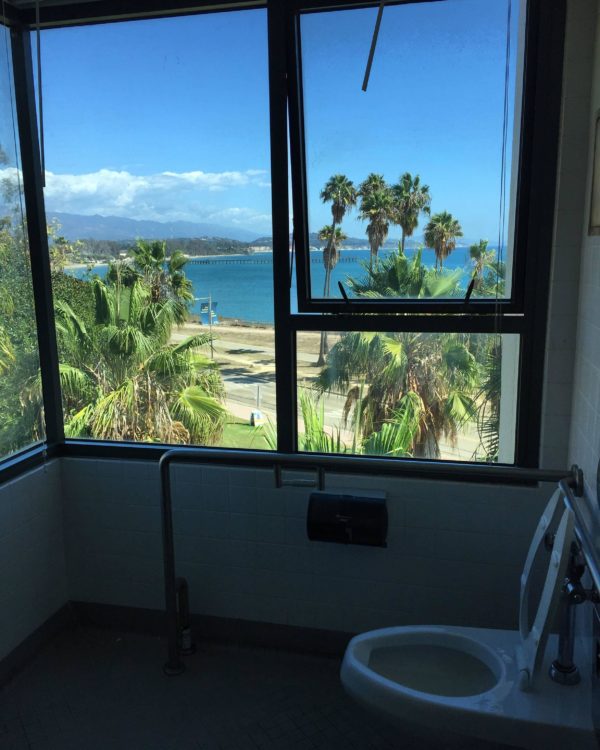 increíble baño frente a un paisaje tropical en Universidad de California, Santa Barbara