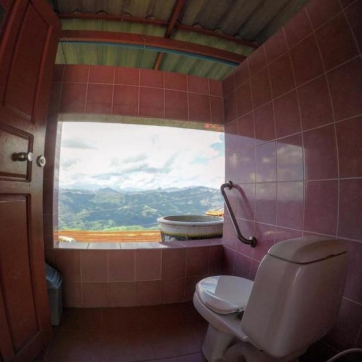baño lujoso frente a una montaña en Laos 