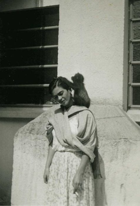 FRIDA KALHO CON SU INSEPARABLE MONO