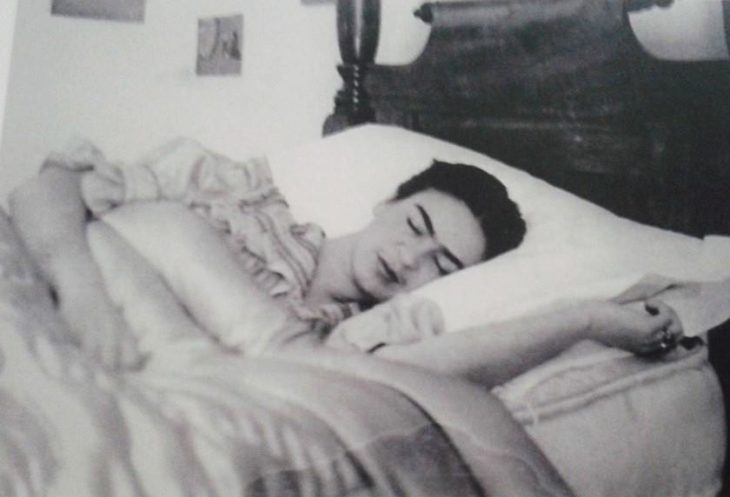 FRIDA KALHO DORMIDA