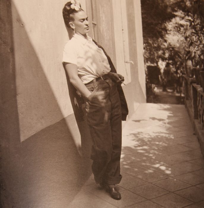 FRIDA KALHO VESTIDA DE PANTALONES