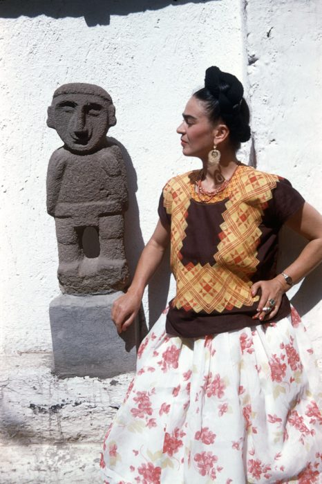 FRIDA CON UNA ESTATUA OLMECA