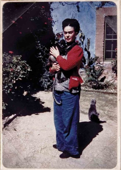 FRIDA KALHO EN LA CASA AZUL CON SU OVEROL Y SU MONO