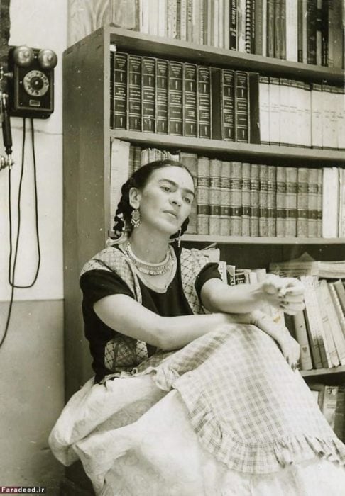 FRIDA KALHO EN SU LIBRERÍA