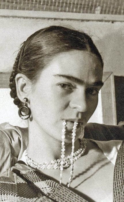 FRIDA MORDIENDO LAS PERLAS