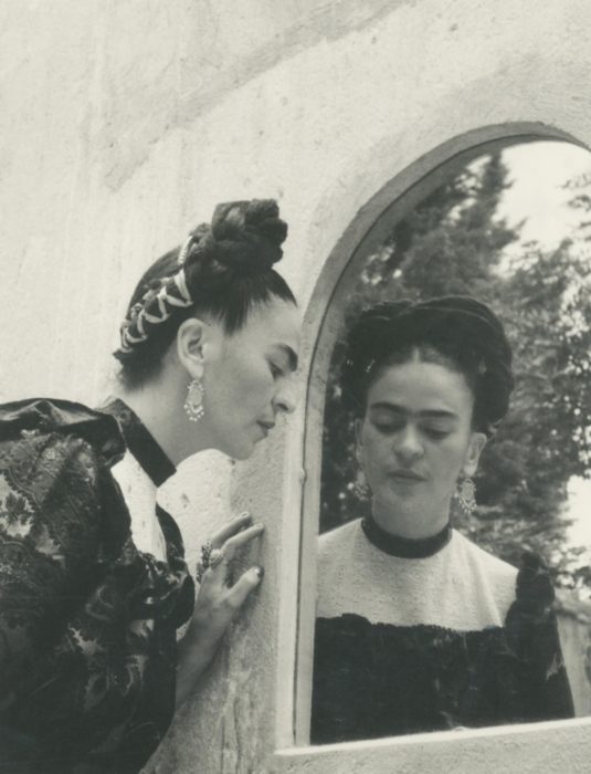 FRIDA KALHO EN EL ESPEJO