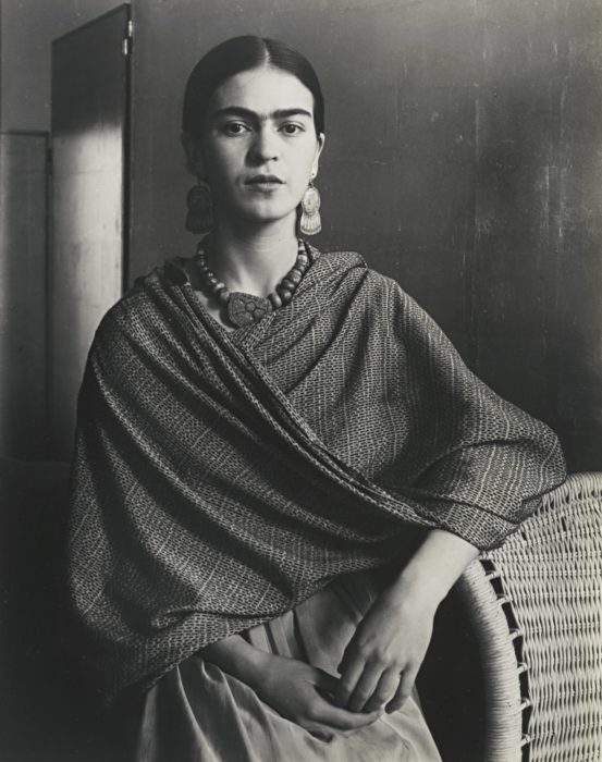 FRIDA KALHO CON EL REBOZO