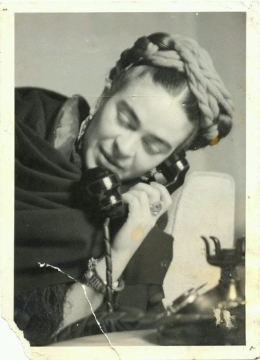 FRIDA HABLANDO POR TELEFONO