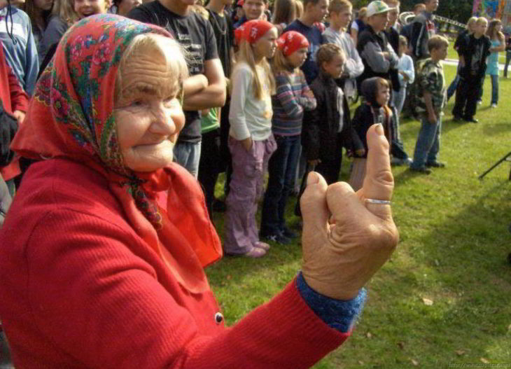 ABUELITA TIRANDO DEDO