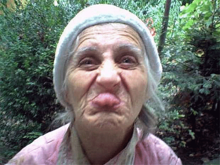 ABUELA CON UN GORRITA SACON LA LENGUA