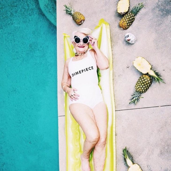 ABUELA POSANDO EN UN COSTADO DE LA PISCINA