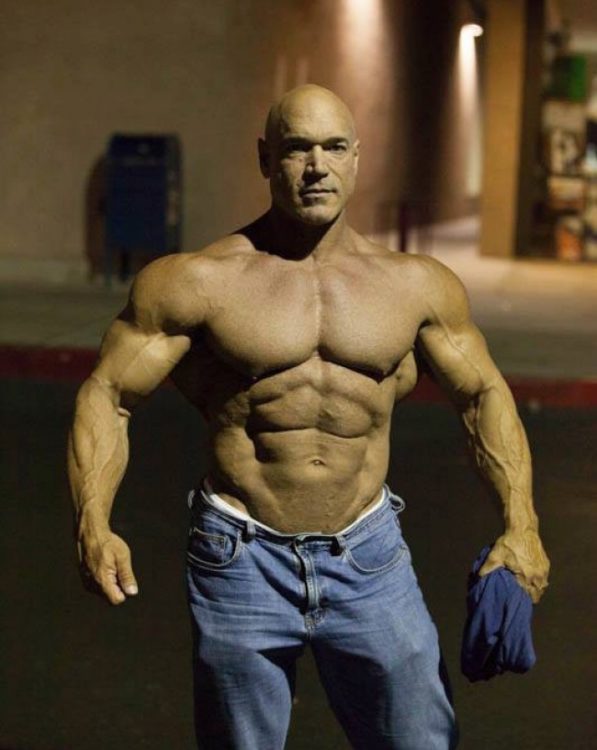 hombre de 51 años con grandes musculos