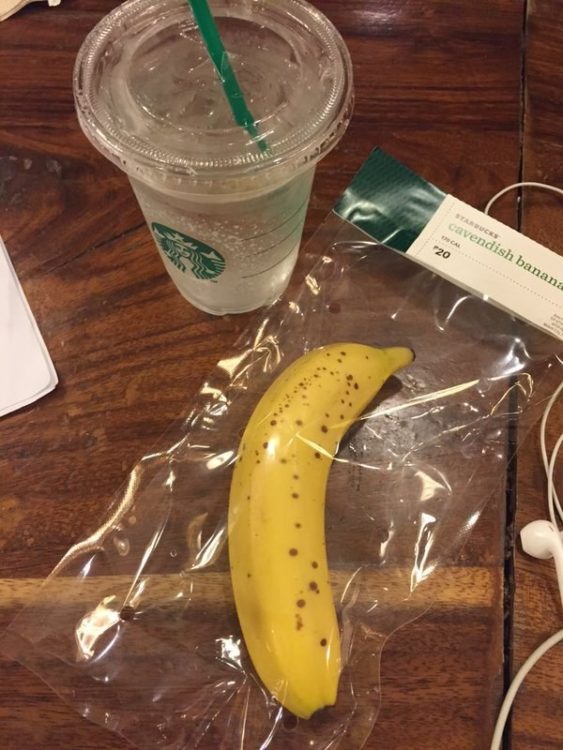 plátano de starbucks en la mesa