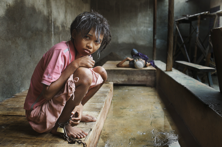 niña en una jaula de un hospital en Indonesia 