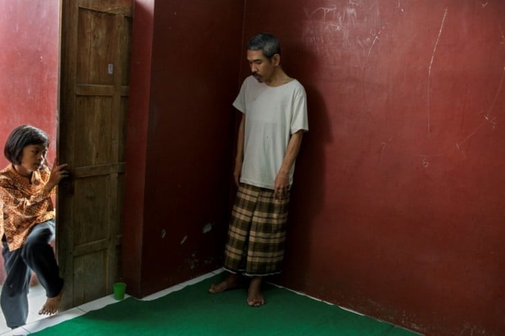 hombre dentro de una habitación en un hospital mental de Indonesia 