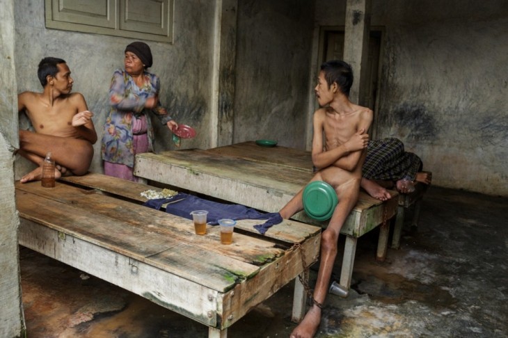 pacientes dentro de una habitación en un hospital mental en Indonesia