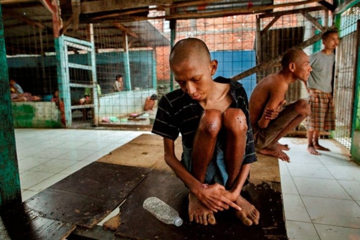 pacientes dentro de un hospital mental en Indonesia