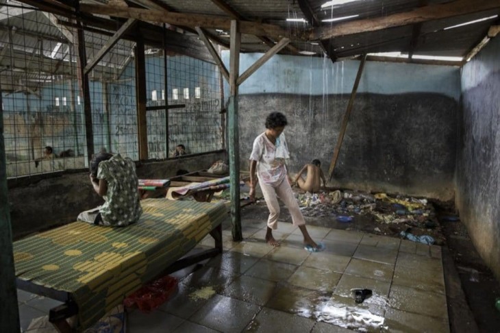 personas limpiando una habitación en un hospital mental en Indonesia