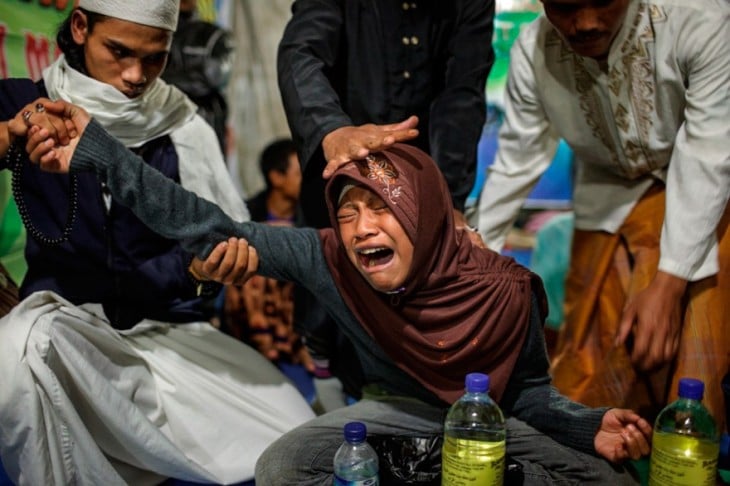 personas en Indonesia sanando a una paciente de un hospital mental en Indonesia 