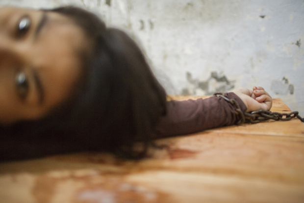 fotografía de una mujer encadenada en un hospital mental en Indonesia 