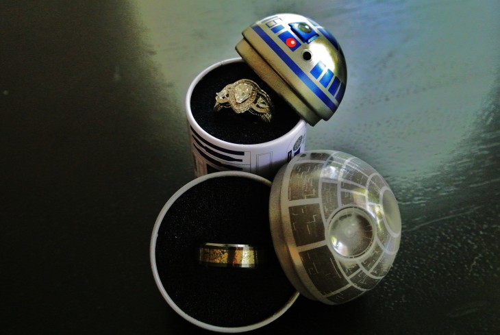 Anillos de compromiso con diseños del robot r2d2 y la estrella de la muerte 