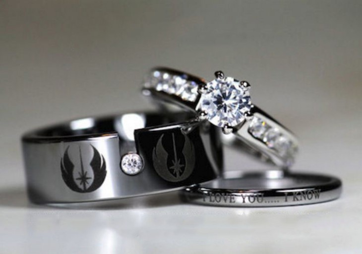 Anillos de compromiso con diseños de Star Wars con las frases i love you and i know grabadas en ellos 