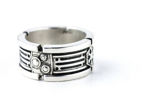 anillo de plata con el diseño de star wars