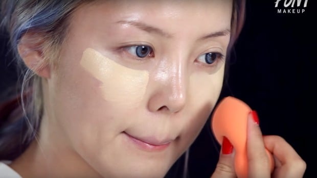 Artista de maquillaje coreana transformándose en la cantante Taylor Swift 