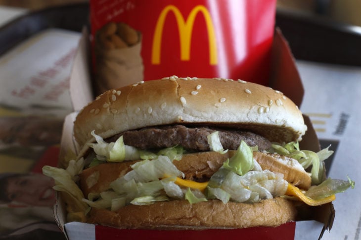 imagen de una hamburguesa de McDonald´s junto a unas papas fritas 
