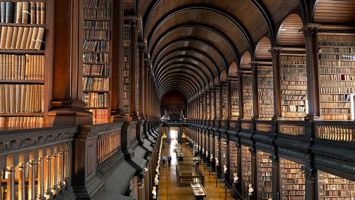 TECHO DE LA BIBLIOTECA THE LONG ROOM CON LOS LIBROS MÁS ANTIGUOS DE TODA IRLANDA