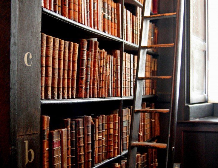 THE LONG ROOM EN LA ESCALERA DEL ESTANTE