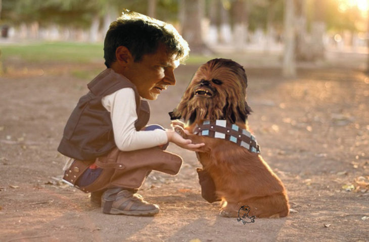 Batalla de Photoshop al niño y su perro vestidos de Han Solo y Chewbacca con las caras de Chewbacca 