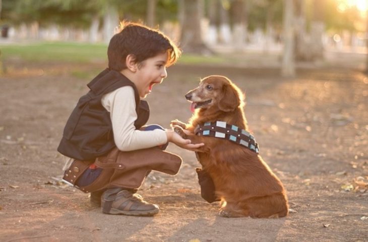 foto de un niño y su perro vestidos de Han Solo y Chewbacca de Star Wars 