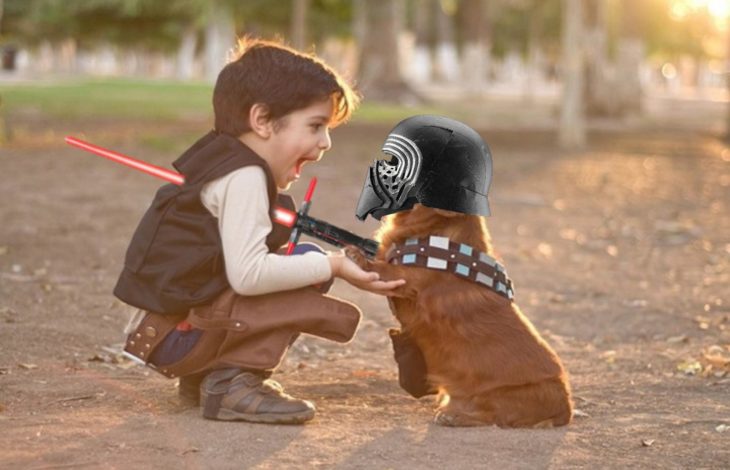 niño vestido de Han Solo de Star Wars frente a un perro con el casco de Darth Vader 