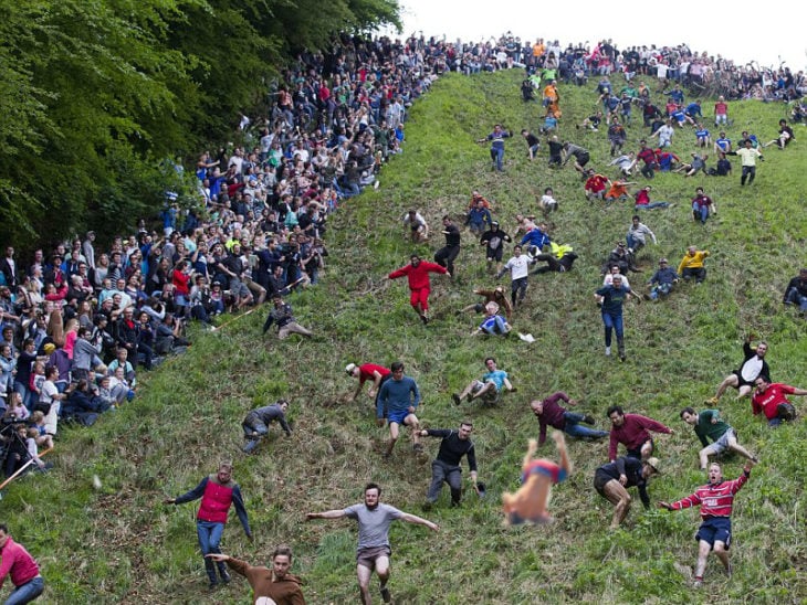 Batalla de Photoshop de la caída de Zac Efron cayendo en un barranco rodeado de mucha gente 